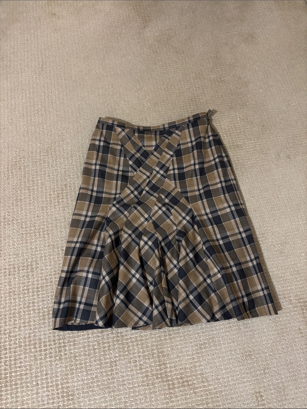 Fully lined plaid skirt with front novelty pleat detail